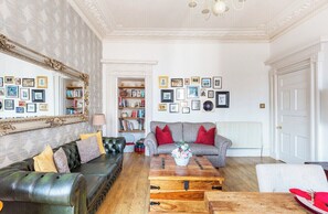 Smart TV, books - Elegant Townhouse in Central Ayr.  Close to Racecourse, Beach & Golf Facilities (Ayr)