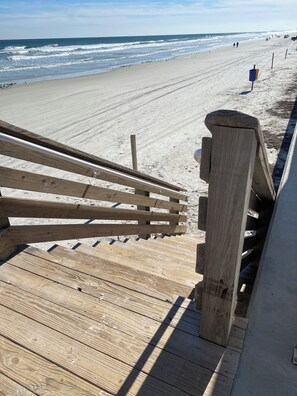On the beach - Condo on oceanfront property less than mile from boardwalk (Daytona Beach)