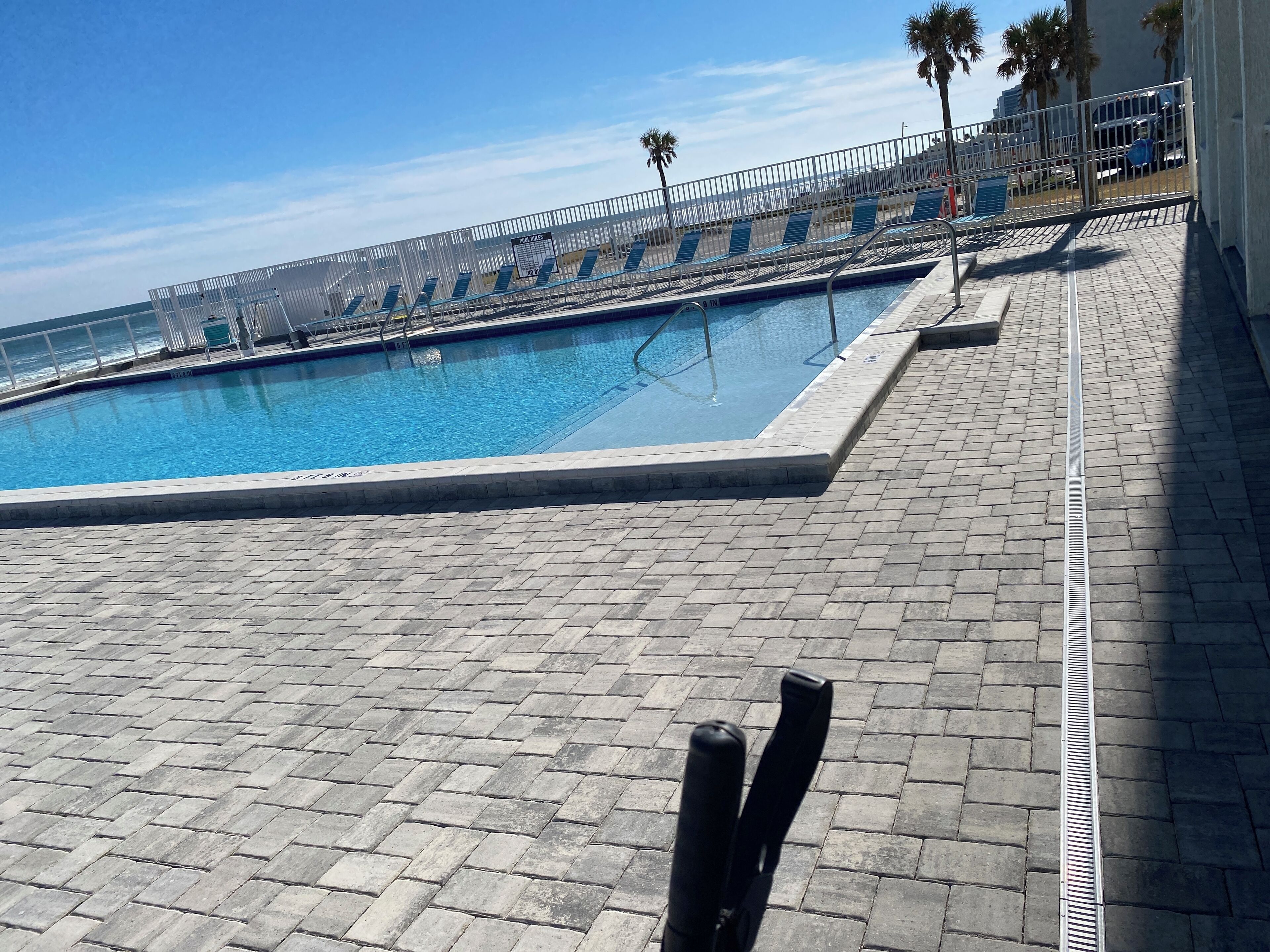 Een buitenzwembad en een verwarmd zwembad