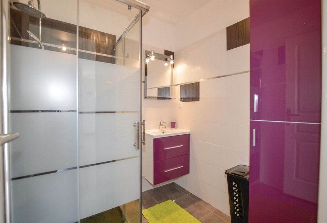 cozy nest quiet and in the green near the center of Ajaccio.