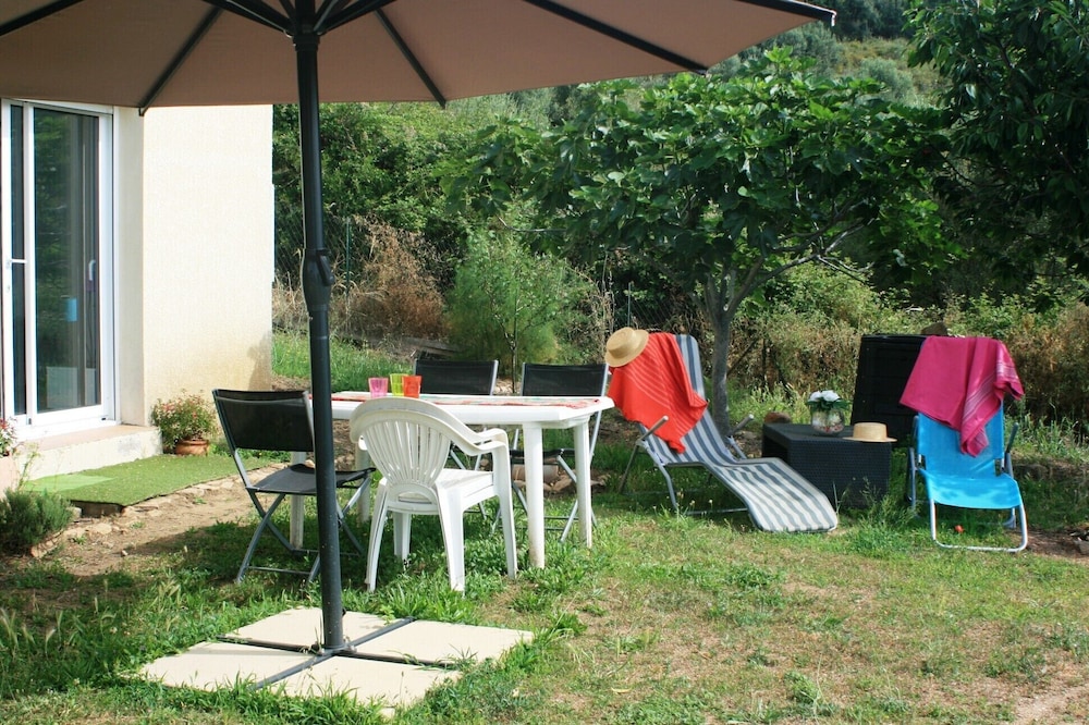 cozy nest quiet and in the green near the center of Ajaccio.