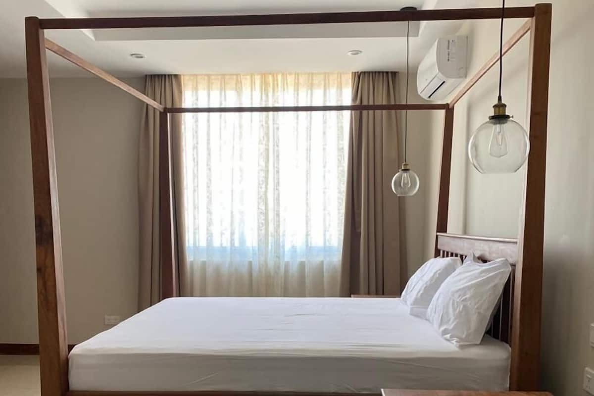 Loft executivo | Espaço de trabalho para notebook, Wi-Fi de cortesia, roupa de cama