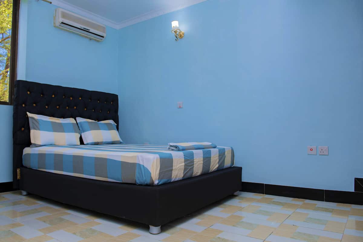 Apartamento | Espaço de trabalho para notebook, Wi-Fi de cortesia, roupa de cama