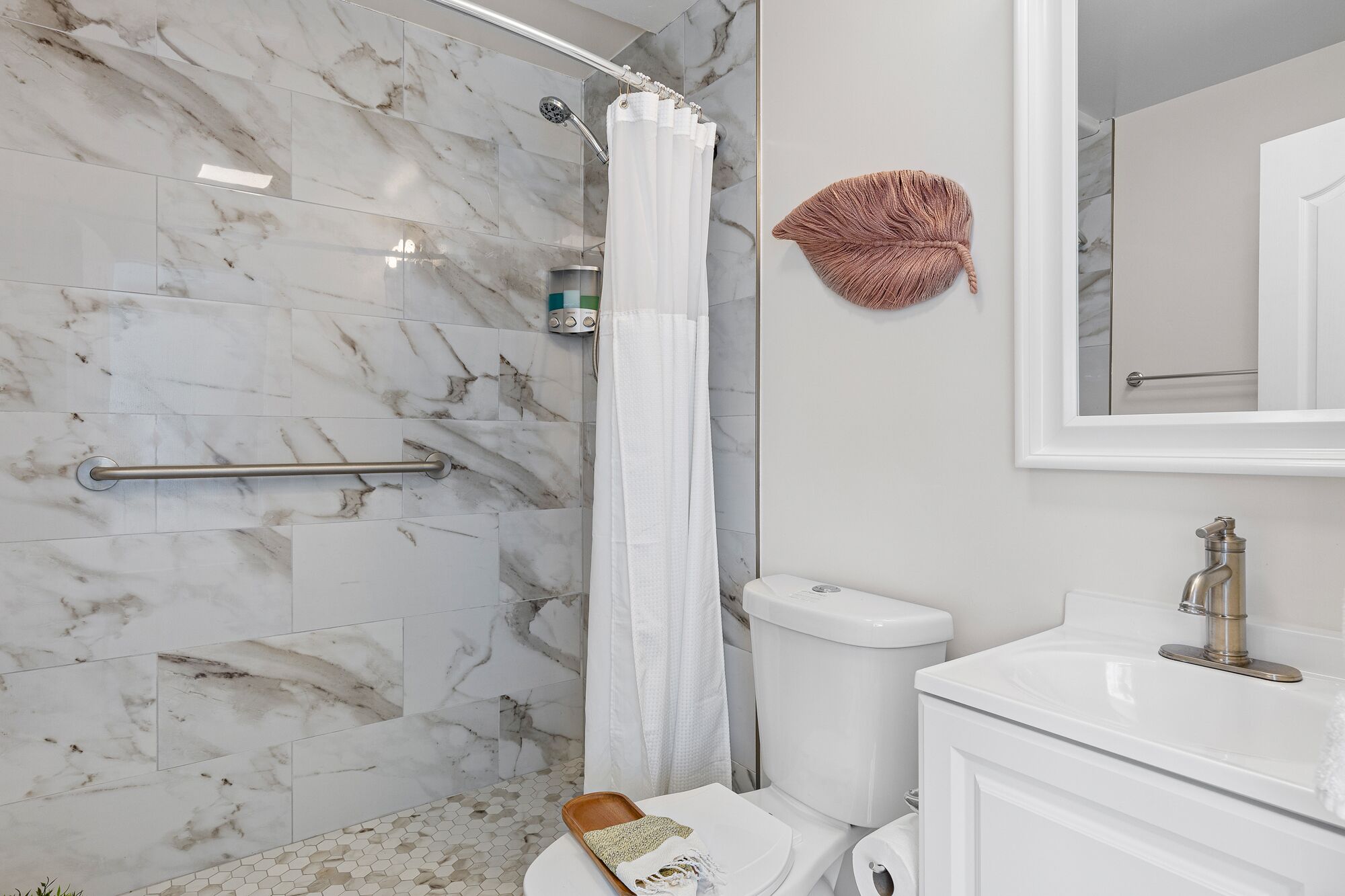 Un bagno con doccia, toilette e lavandino.
