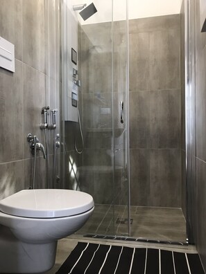 Shower, hair dryer, towels, shampoo - Ancient Masseria of 1700 immersed in the countryside ~<br>Typical Apulian Country House (Monopoli)