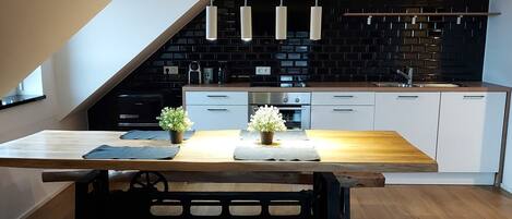 Kylskåp, ugn, spishäll och diskmaskin