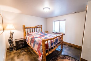 8 quartos, ferros/tábuas de passar roupa, Wi-Fi, roupa de cama