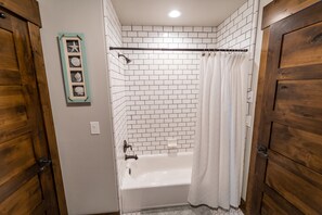 Badewanne, Haartrockner, Handtücher, Seife