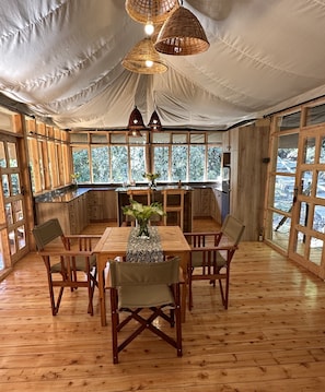 Tente romantique, 1 chambre, foyer | Repas dans la chambre