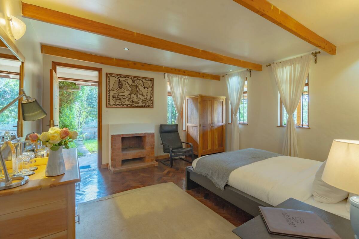 Habitación estándar (Jasmine) | Ropa de cama de alta calidad, edredones de plumas, escritorio