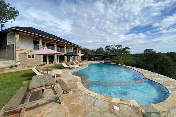 Utendørsbasseng, bassengparasoller og solsenger