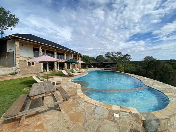 Outdoor pool, pool umbrellas, sun loungers - Ole Samara (Nanyuki)
