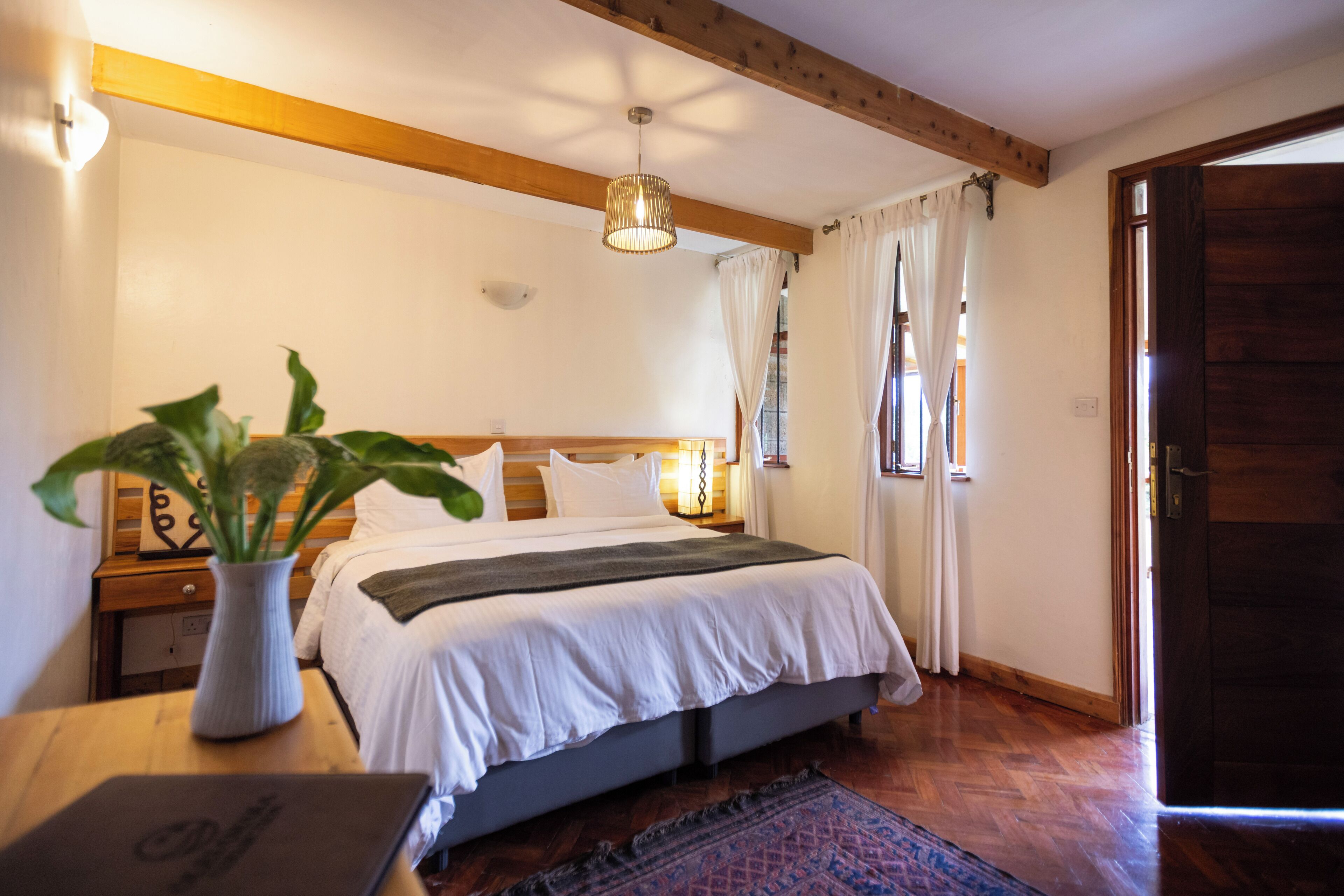 Luxe beddengoed, donsdekens, een bureau, een laptopwerkplek