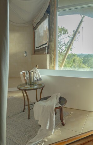 Tienda de lujo, 2 habitaciones, chimenea, vistas al valle | Baño | Ducha, artículos de higiene personal gratuitos y secador de pelo