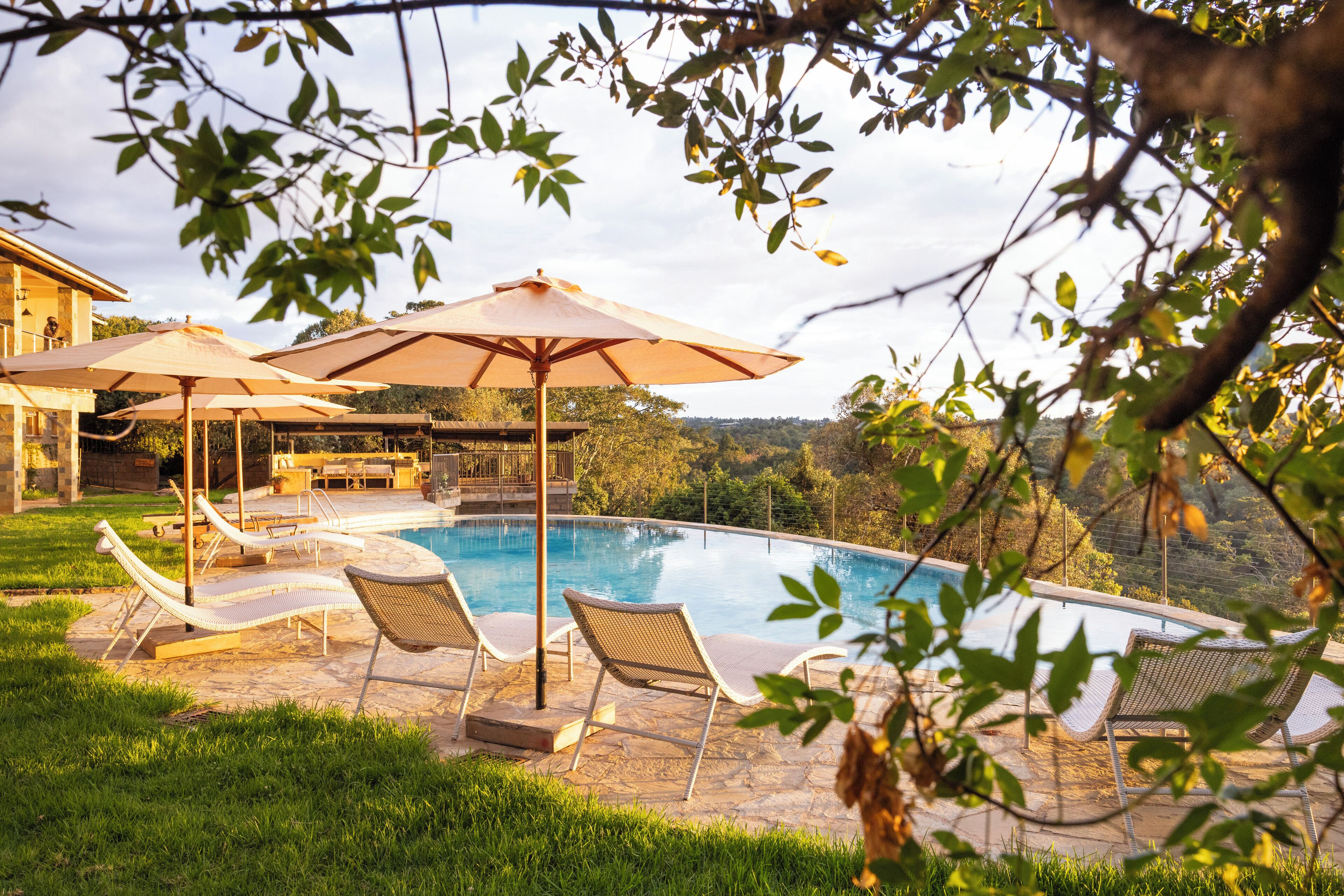 Ulkouima-allas, aurinkovarjoja, aurinkotuoleja