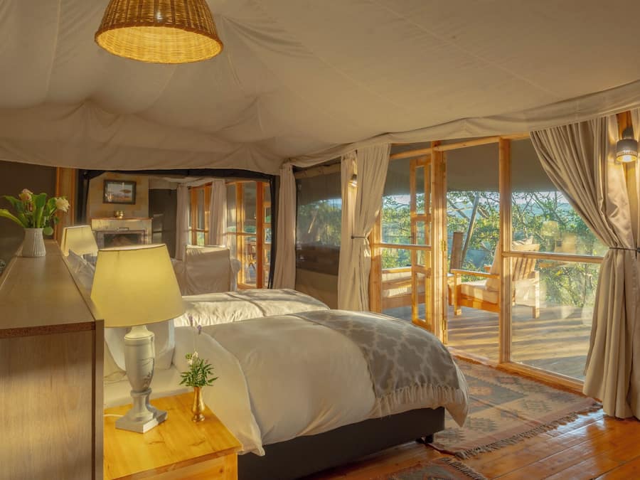 Luxe tent, 2 slaapkamers, open haard, uitzicht op vallei | Individueel gedecoreerd, individueel gemeubileerd, een laptopwerkplek