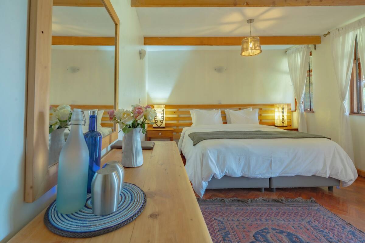 Self-catering Unit (Fuchsia) | Ropa de cama de alta calidad, edredones de plumas, escritorio