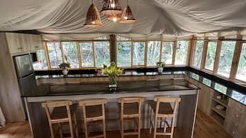 Tente Luxe, 2 chambres, cheminée, vue vallée | Cuisine privée | CafetiÚre/bouilloire, bouilloire électrique, grille-pain