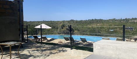 Piscine extérieure, parasols de plage, chaises longues