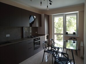 Kühlschrank, Mikrowelle, Ofen, Herdplatte