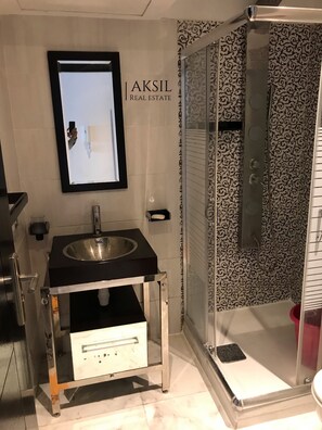 Håndklær, såpe, sjampo og toalettpapir