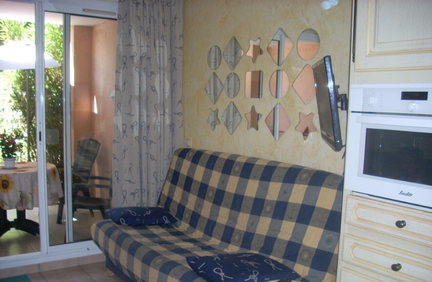 Fernseher, Tischtennisplatte