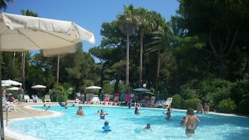 Utendørsbasseng og et oppvarmet basseng