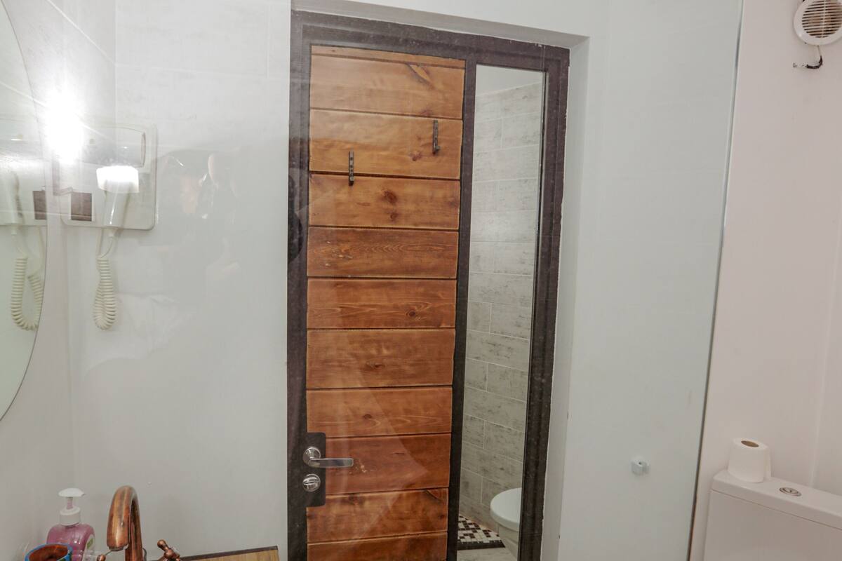 Economy Double Room | Bathroom | Shower, hydromassage showerhead, designer toiletries, hair dryer
