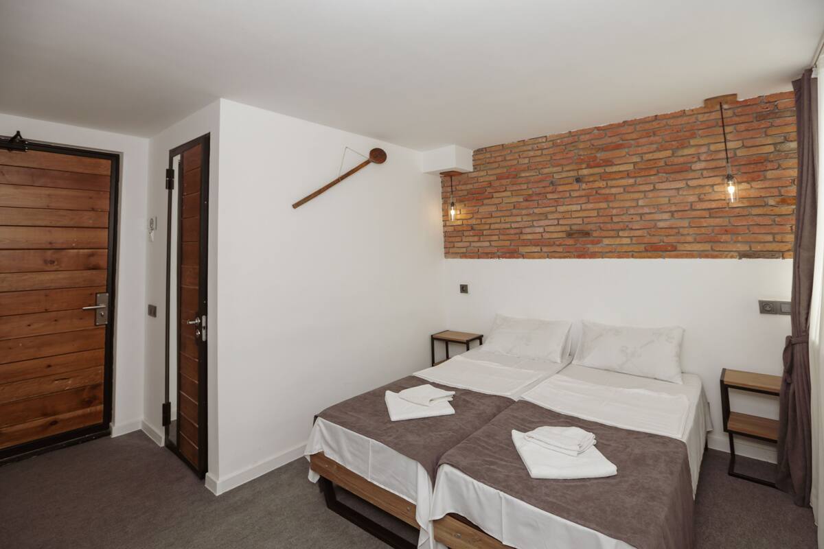 Habitación urbana con 1 cama matrimonial o 2 individuales | Sábanas de algodón egipcio, ropa de cama de alta calidad y edredón