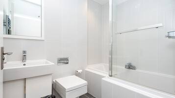 Combined shower/bathtub, free toiletries, hair dryer, towels