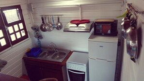 Réfrigérateur, micro-ondes, four, cafetière/bouilloire