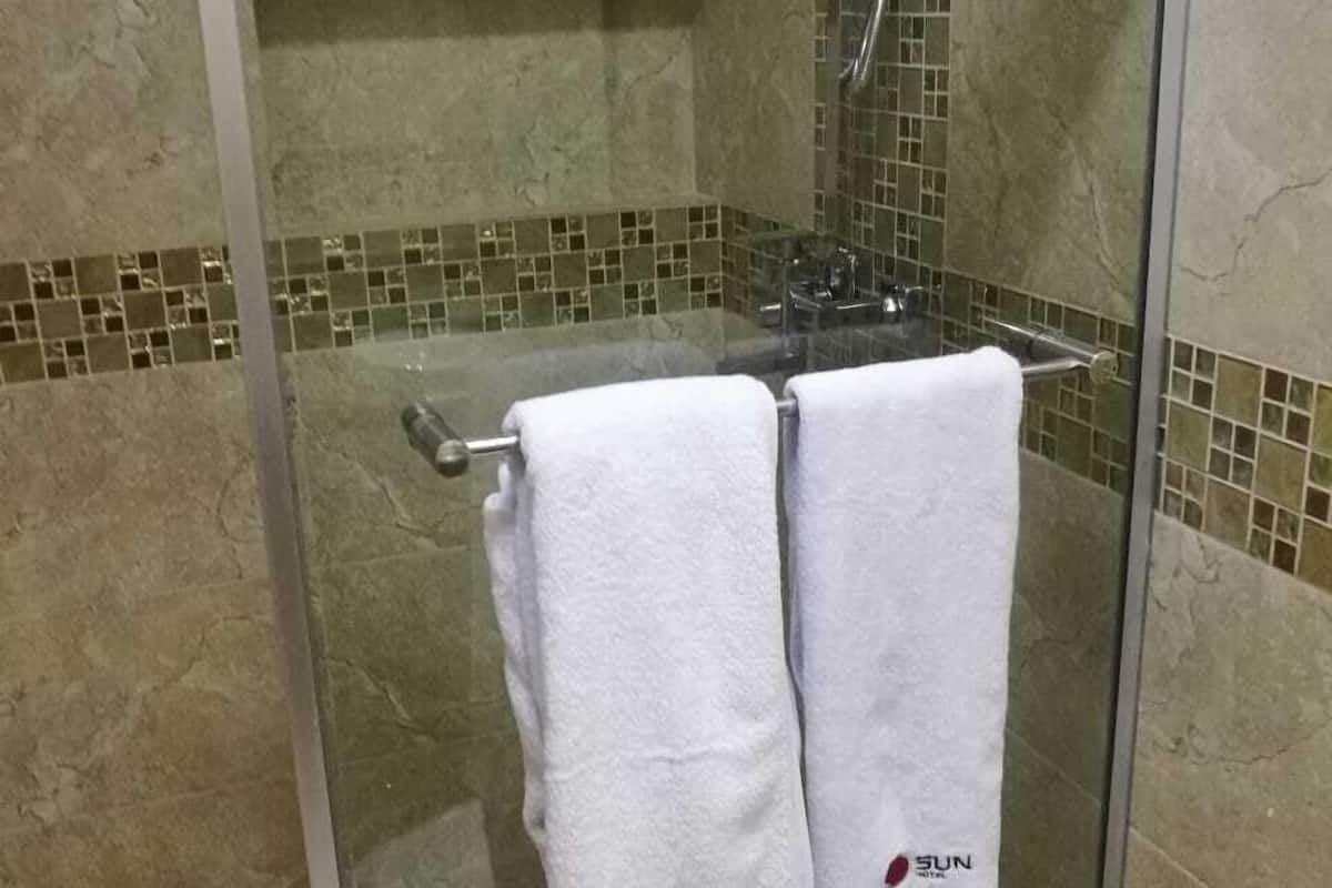 shower, rainfall showerhead, free toiletries, slippers