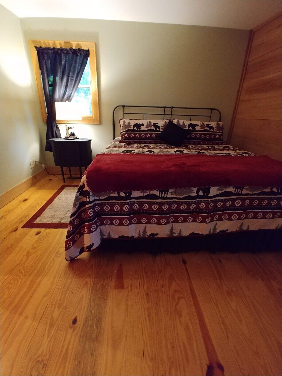 Beautiful 2 bedroom / 2 bathroom cabin with a loft!!