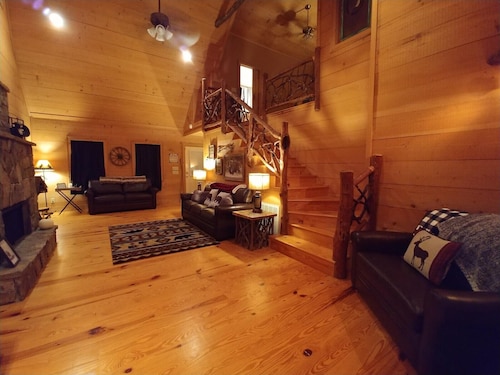Beautiful 2 bedroom / 2 bathroom cabin with a loft!!