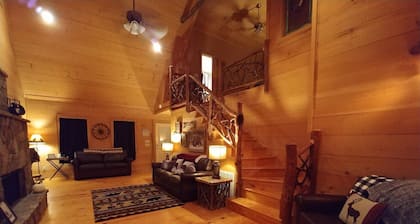 Beautiful 2 bedroom / 2 bathroom cabin with a loft!!