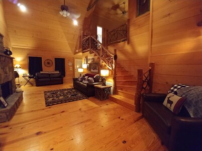 Beautiful 2 bedroom / 2 bathroom cabin with a loft!!