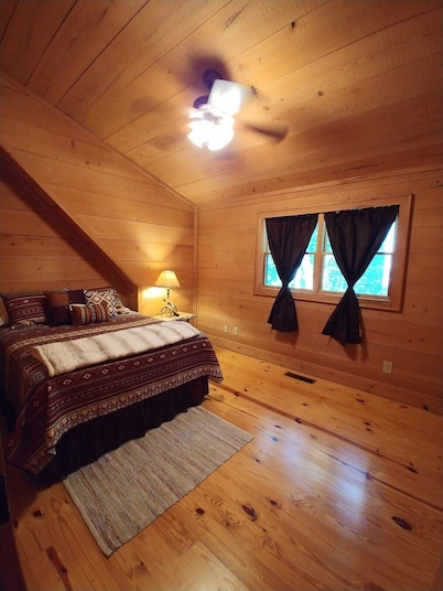 Beautiful 2 bedroom / 2 bathroom cabin with a loft!!