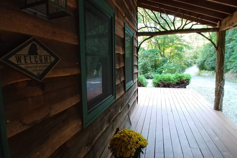 Beautiful 2 bedroom / 2 bathroom cabin with a loft!!