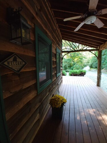 Beautiful 2 bedroom / 2 bathroom cabin with a loft!!