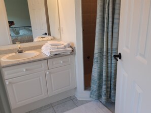 Duschwanne, Haartrockner, Handtücher, Seife