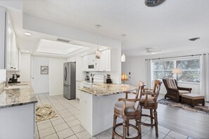 ثلاجة، ميكروويف، فرن، موقد طهي مسطح