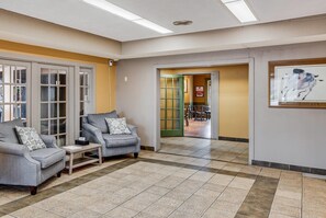 Lobby - Econo Lodge Whitehall near Michigan's Adventure (Whitehall)