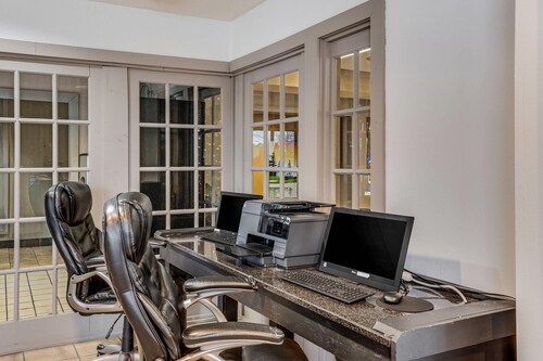 Econo Lodge Whitehall near Michigan's Adventure