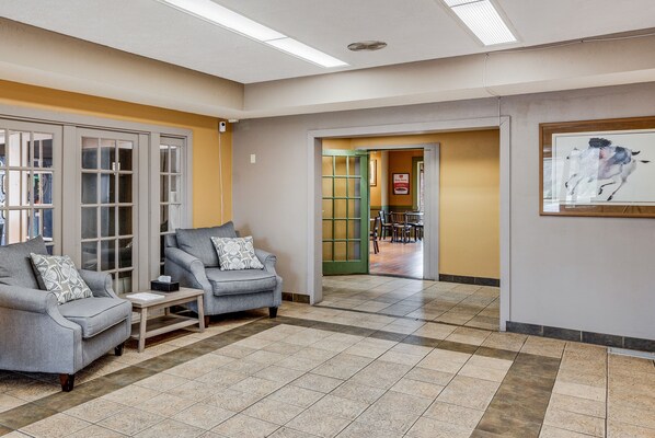 Interior entrance - Econo Lodge Whitehall near Michigan's Adventure (Whitehall)