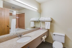 Standardrum - 2 queensize-sängar - icke-rökare | Badrum | Gratis toalettartiklar och handdukar