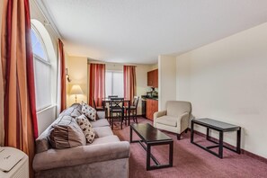 Een bureau, een strijkplank/strijkijzer, gratis wifi, beddengoed