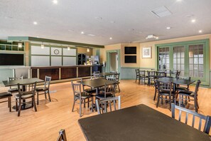Breakfast area - Econo Lodge Whitehall near Michigan's Adventure (Whitehall)