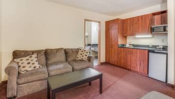 Skrivebord, strykejern/-brett, wi-fi (inkludert) og sengetøy