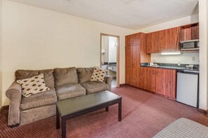 Een bureau, een strijkplank/strijkijzer, gratis wifi, beddengoed