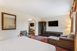 Desk, iron/ironing board, free WiFi, bed sheets - Econo Lodge Whitehall near Michigan's Adventure (Whitehall)